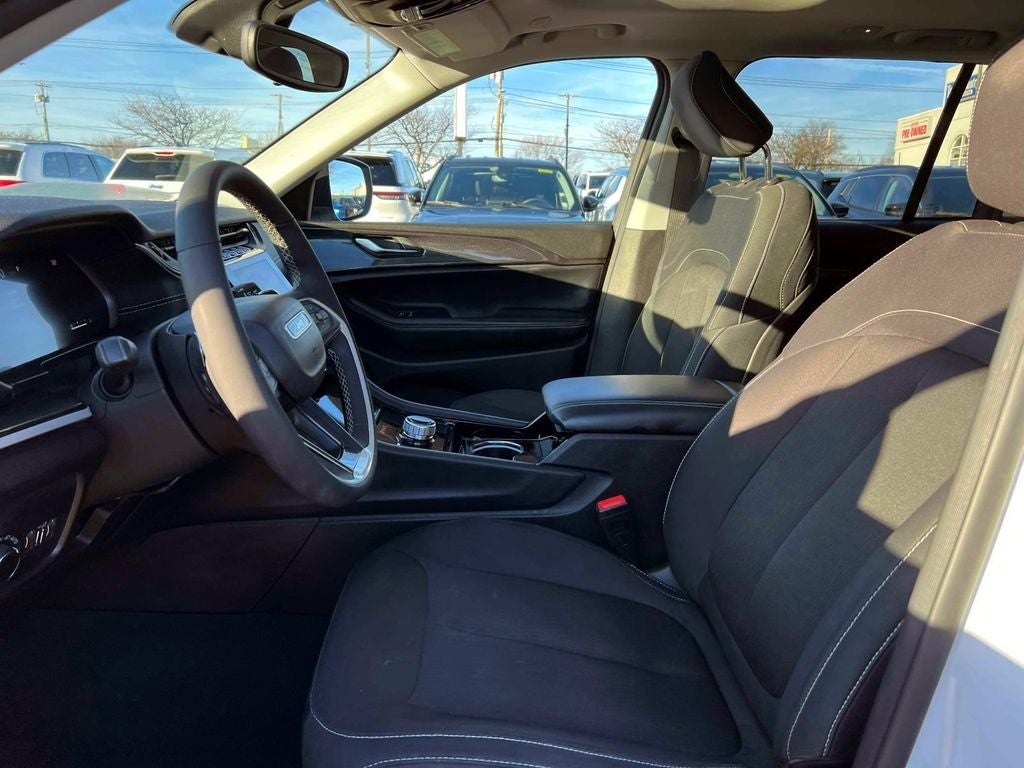 2023 Jeep Grand Cherokee Laredo 4x4