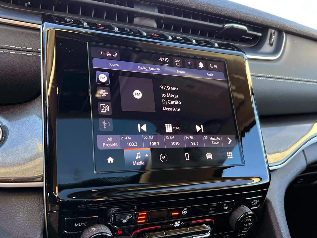 2023 Jeep Grand Cherokee Laredo 4x4