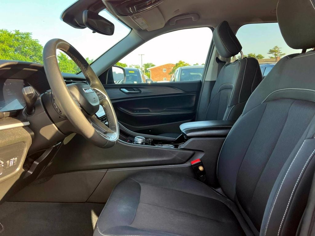 2023 Jeep Grand Cherokee Laredo 4x4
