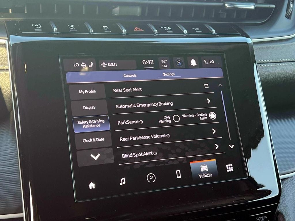 2023 Jeep Grand Cherokee Laredo 4x4