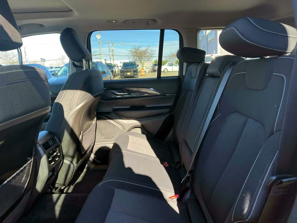 2023 Jeep Grand Cherokee Laredo 4x4