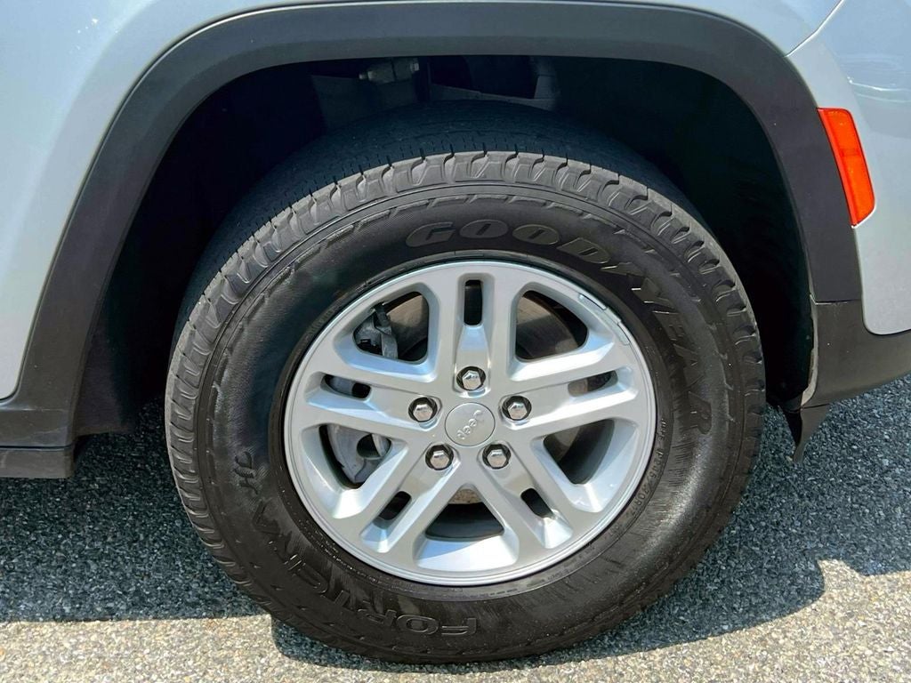 2023 Jeep Grand Cherokee Laredo 4x4