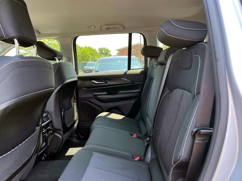 2023 Jeep Grand Cherokee Laredo 4x4