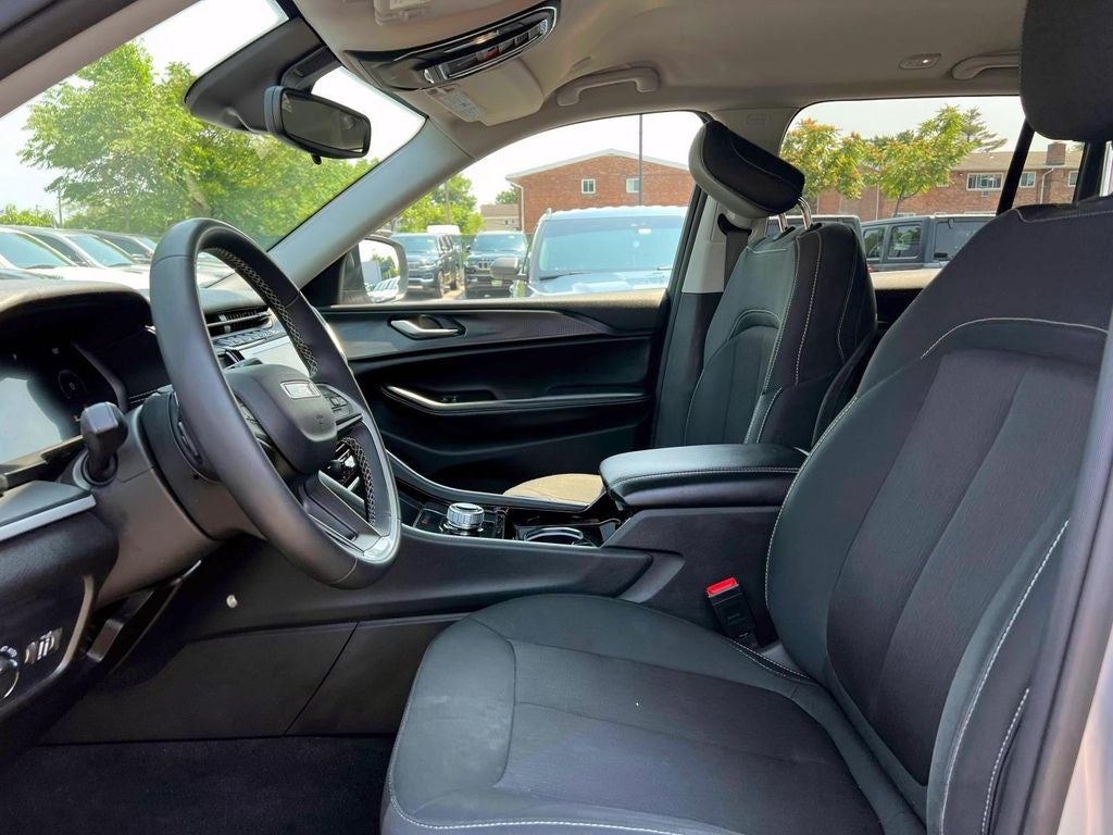 2023 Jeep Grand Cherokee Laredo 4x4