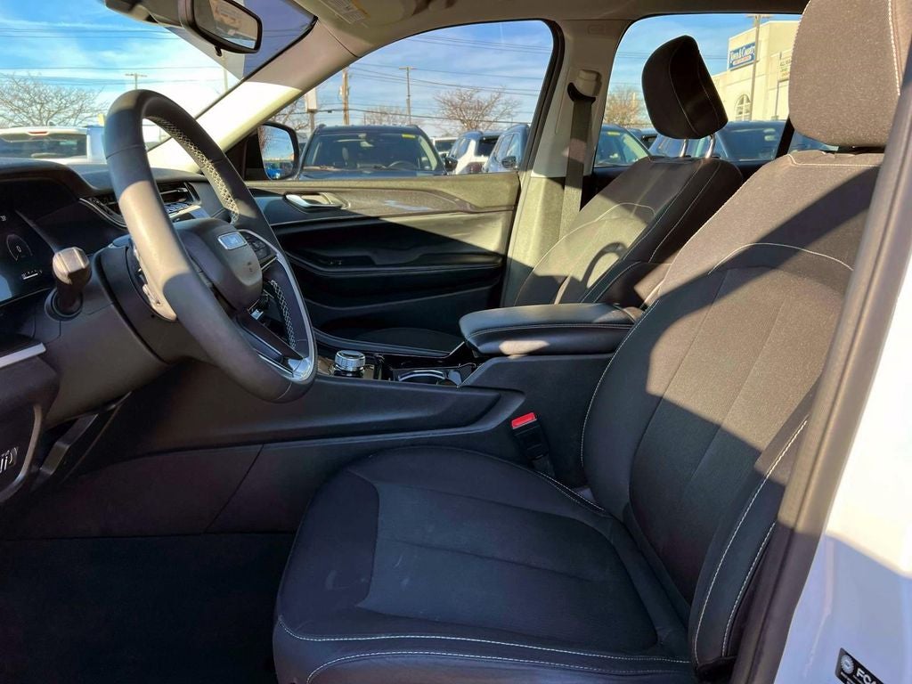 2023 Jeep Grand Cherokee Laredo 4x4