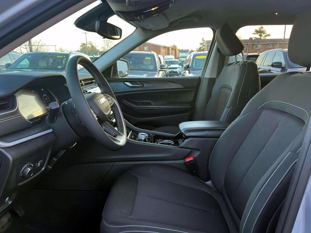 2023 Jeep Grand Cherokee L Laredo 4x4