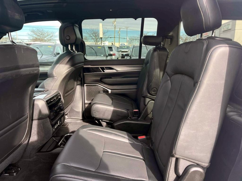 2022 Jeep Wagoneer Series III Carbide 4x4