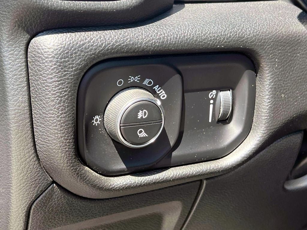 2023 RAM 1500 Big Horn Crew Cab 4x4 5'7' Box
