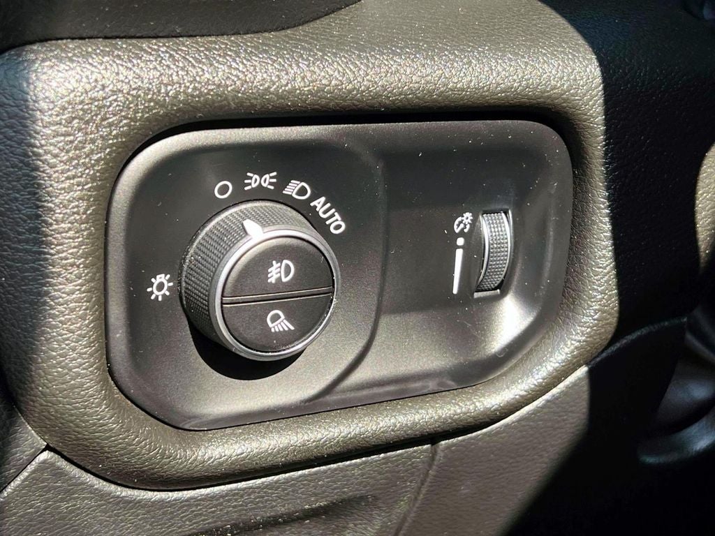 2023 RAM 1500 Tradesman Crew Cab 4x4 5'7' Box