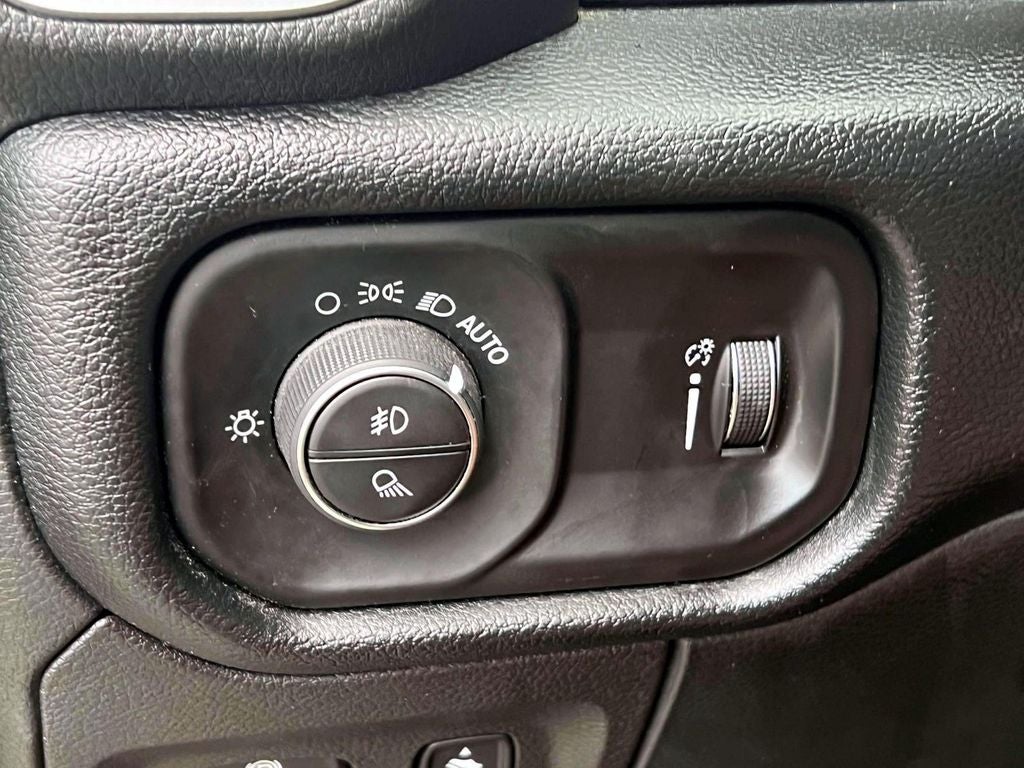 2020 RAM 1500 Big Horn Crew Cab 4x4 5'7' Box