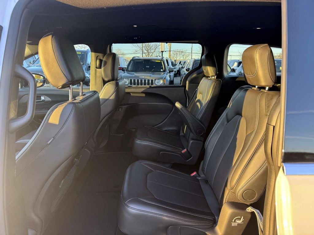 2025 Chrysler Pacifica Select