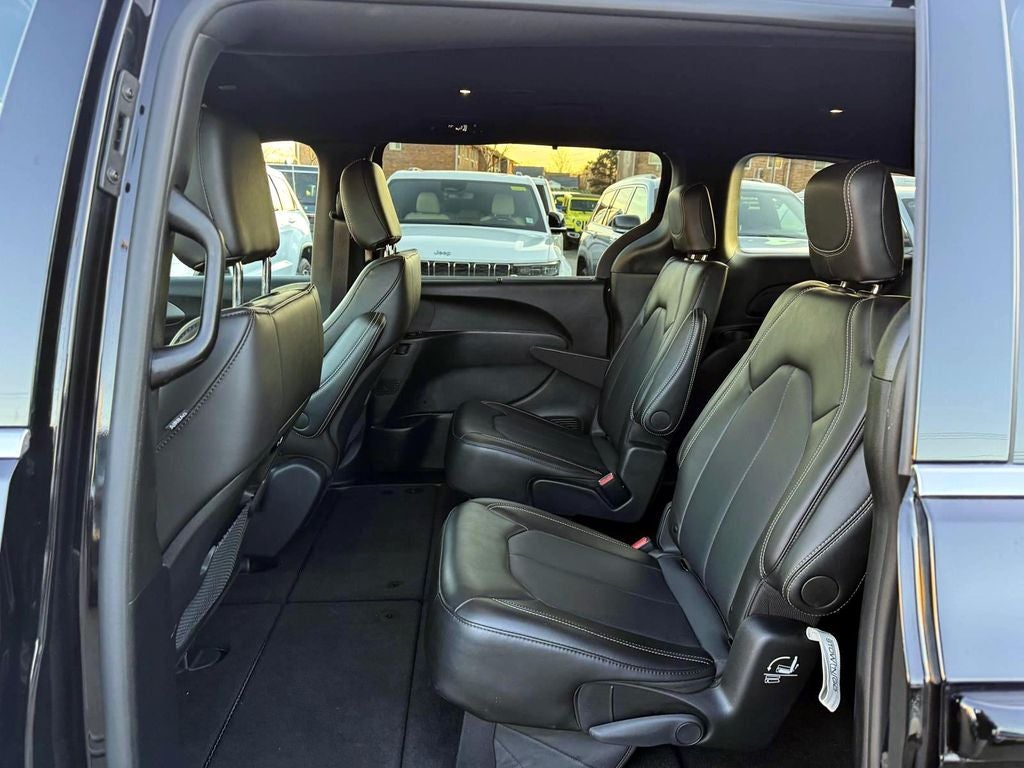 2025 Chrysler Pacifica Select