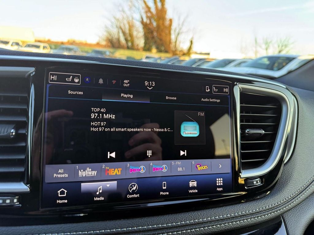 2025 Chrysler Pacifica Select