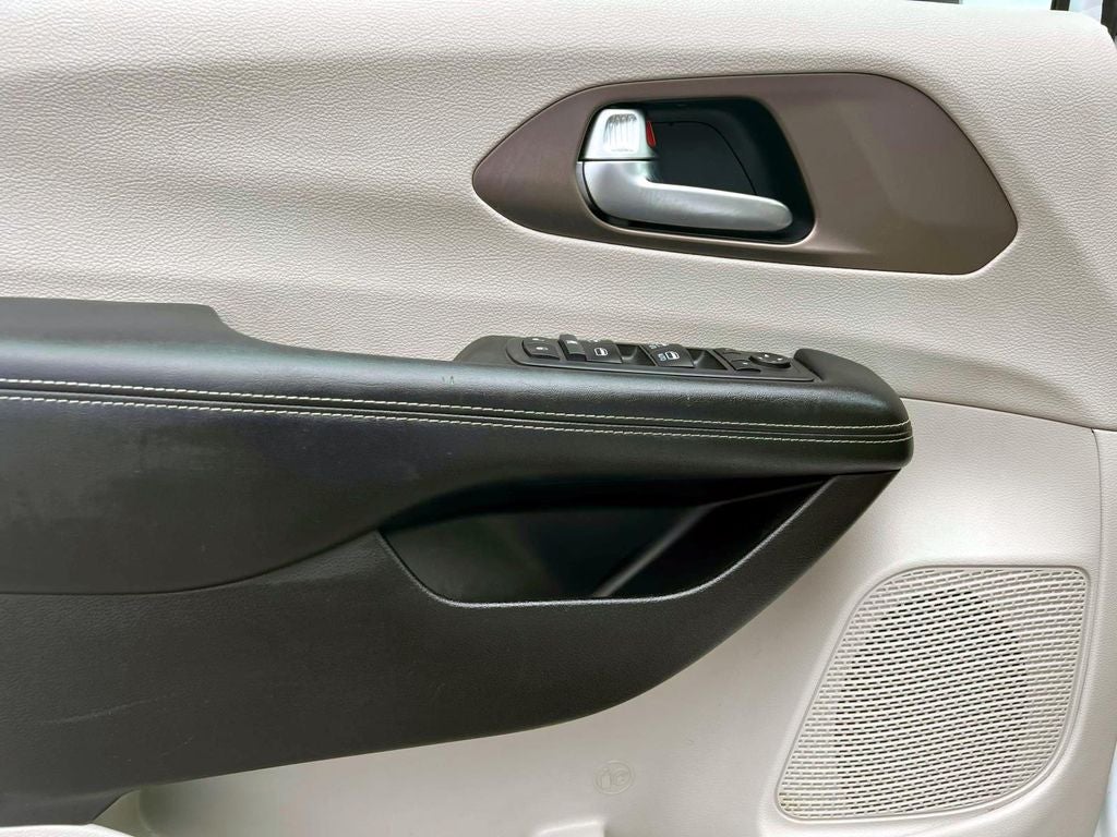 2021 Chrysler Voyager LXI